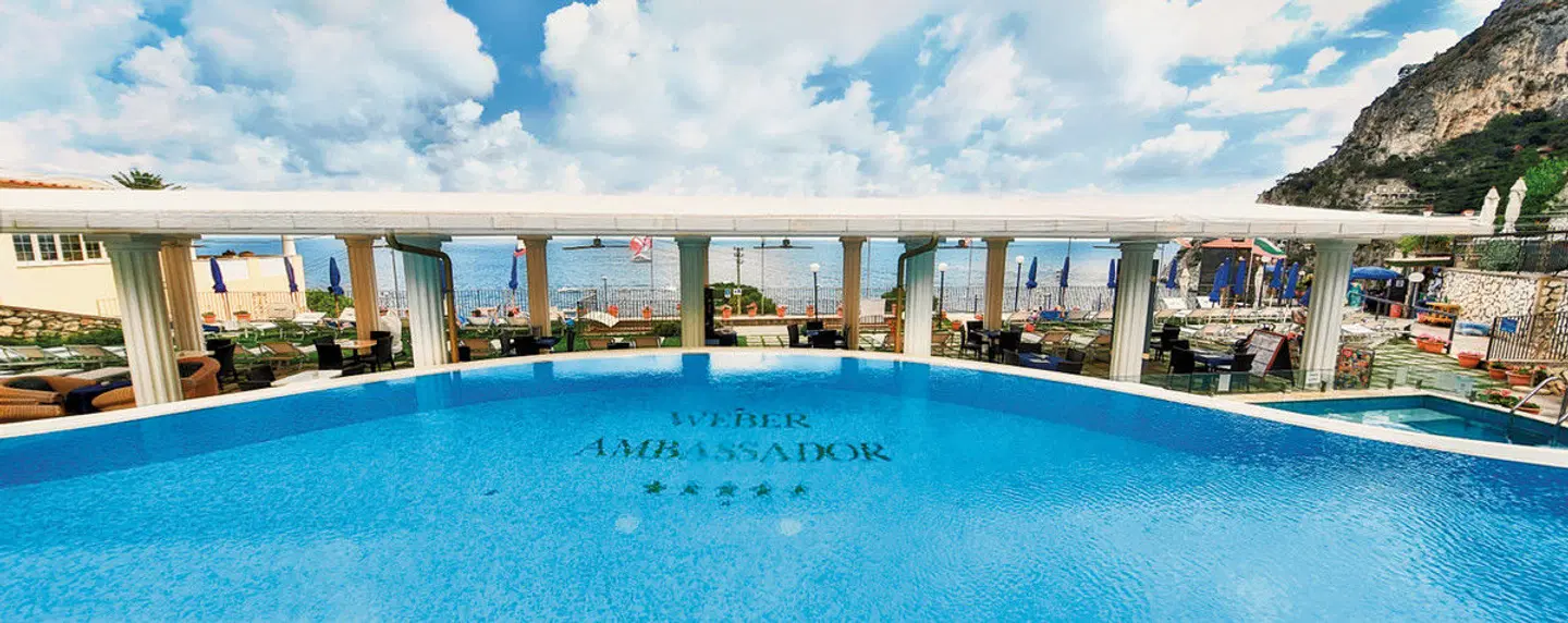 Weber Ambassador OUTDOOR_POOL