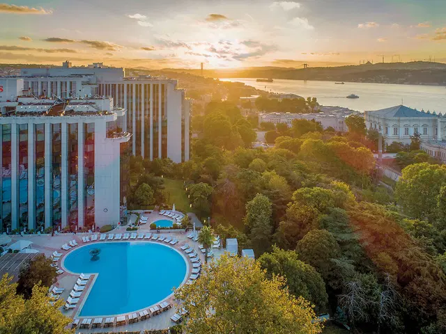 Swissôtel The Bosphorus - Istanbul OUTDOOR_POOL