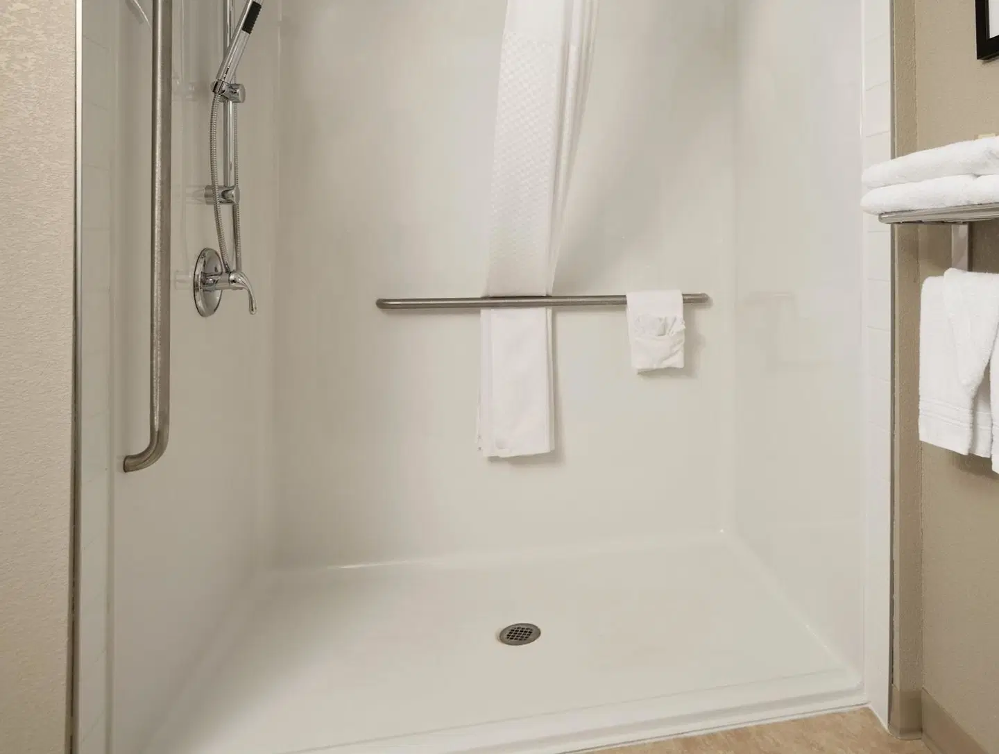 Home Inn & Suites Lloydminster Badezimmer