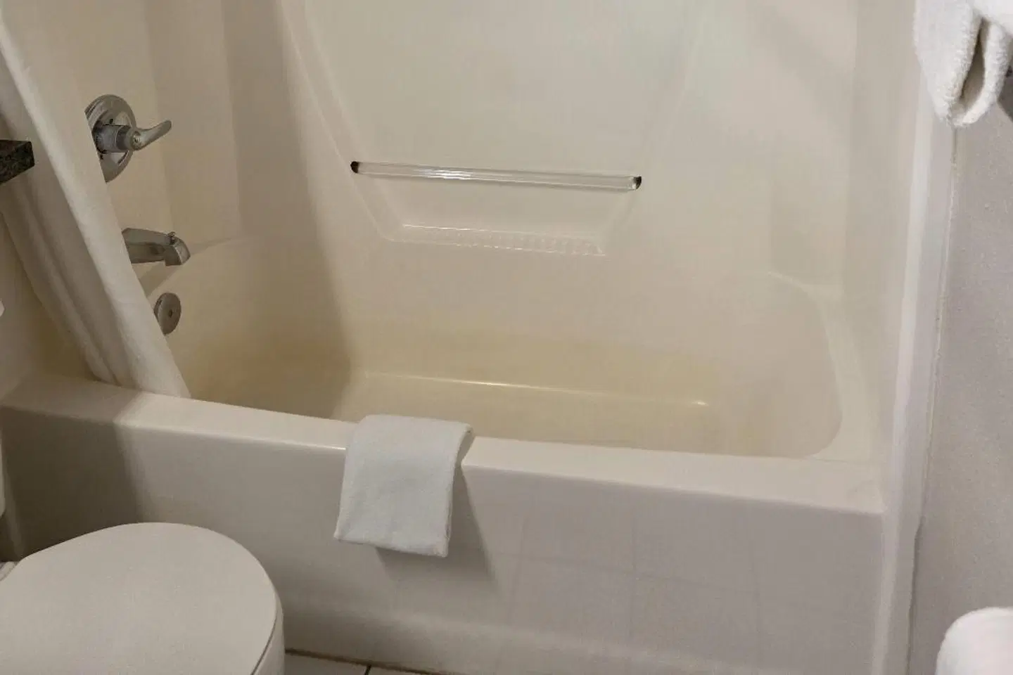 Super 8 by Wyndham Swift Current Badezimmer