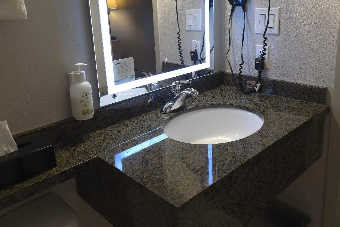 Super 8 by Wyndham Swift Current Badezimmer