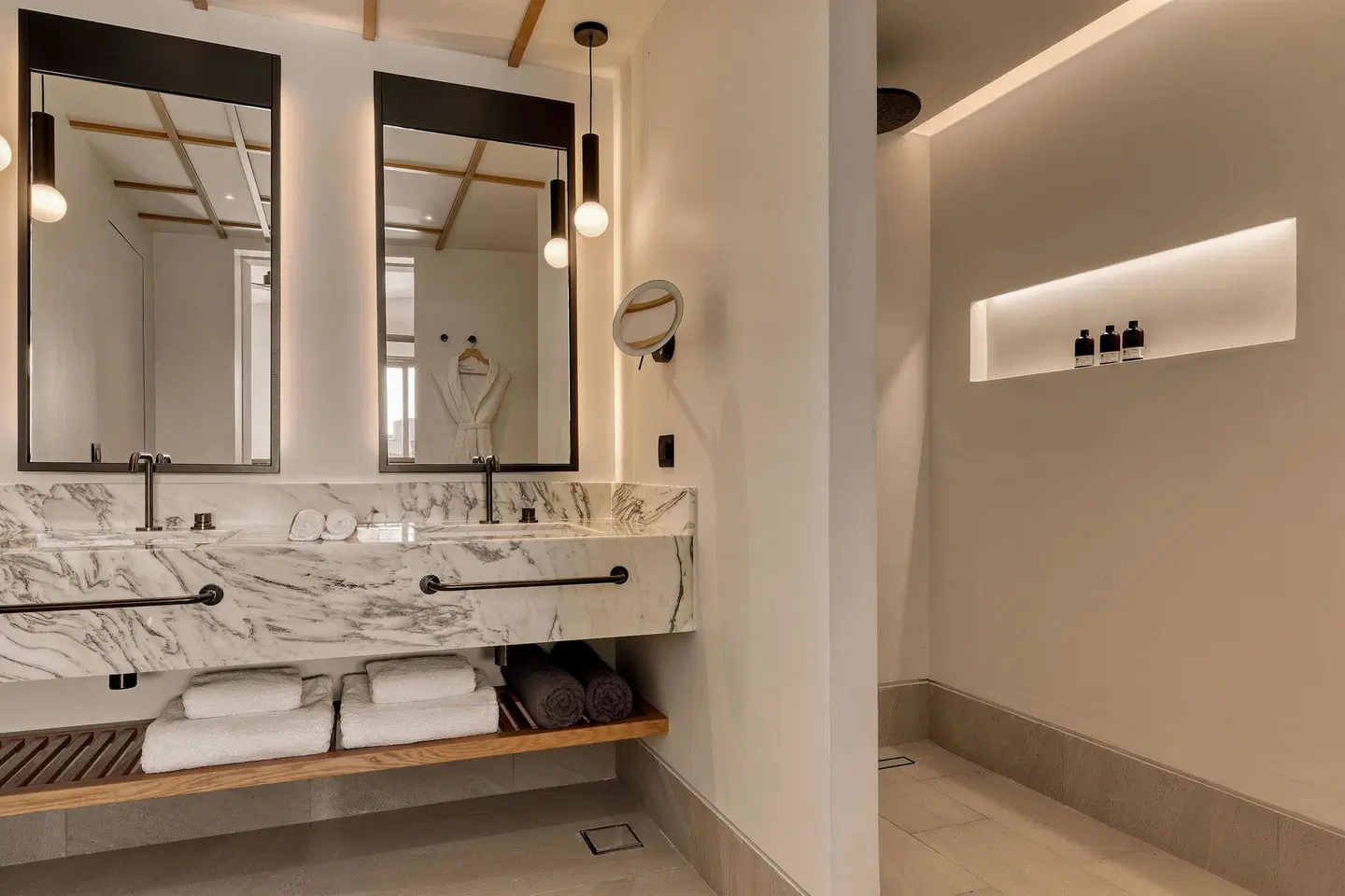 Domes Novos Santorini, Autograph Collection Badezimmer