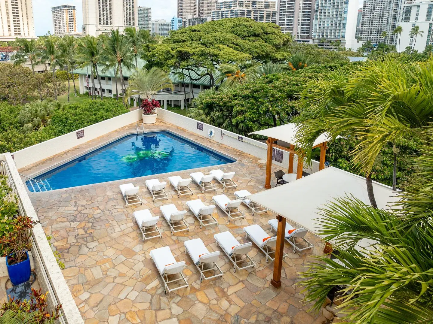Luana Waikiki Hotel & Suites OUTDOOR_POOL