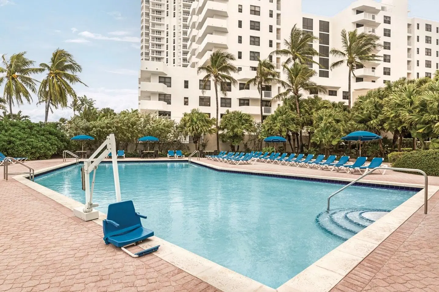 Holiday Inn Miami Beach OUTDOOR_POOL