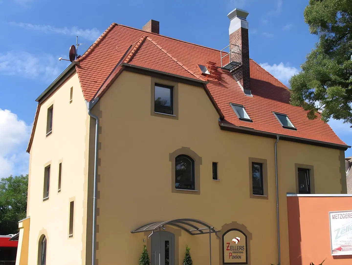 Zellers Pension EXTERIOR