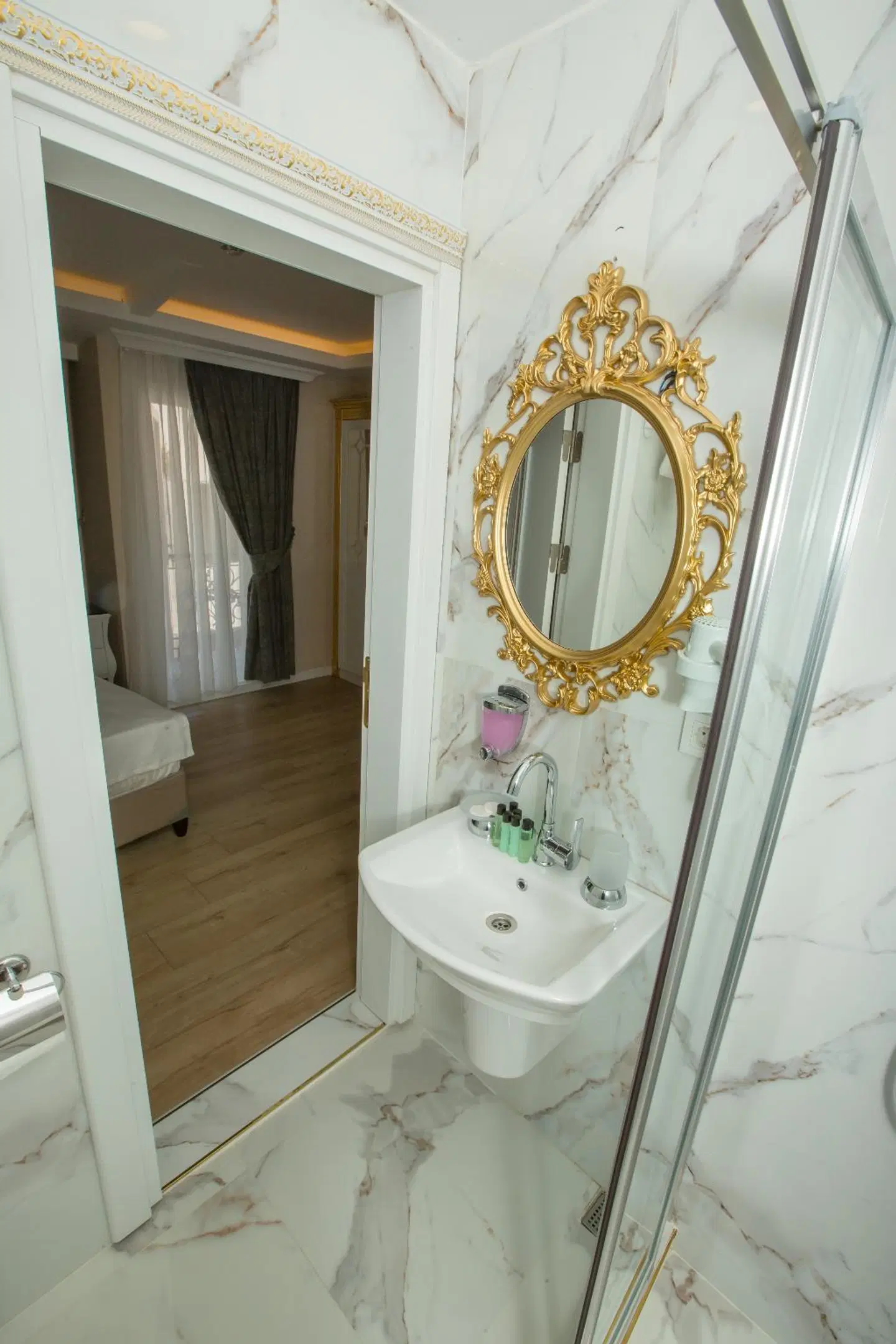 Atlantis Royal Hotel Badezimmer