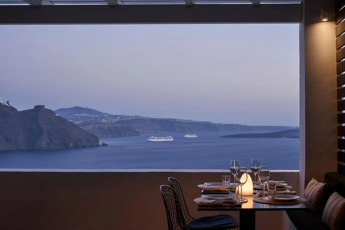 Mr and Mrs White Santorini Terrasse