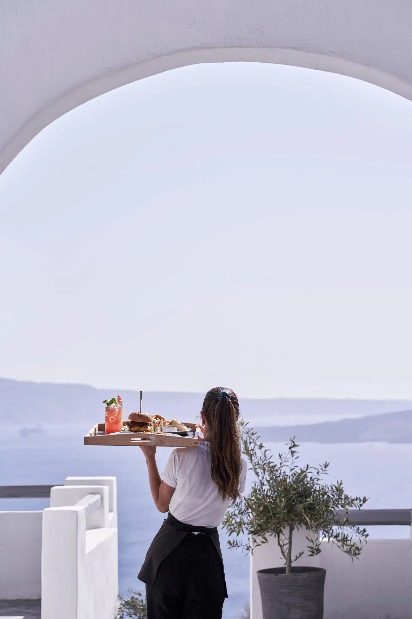 Mr and Mrs White Santorini Strand