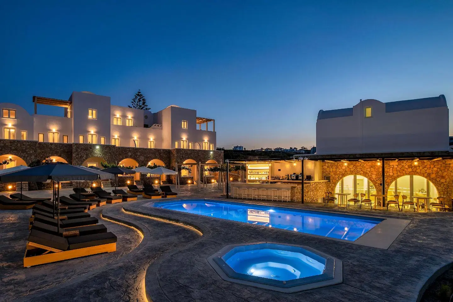 Aelia Luxury Suites OUTDOOR_POOL