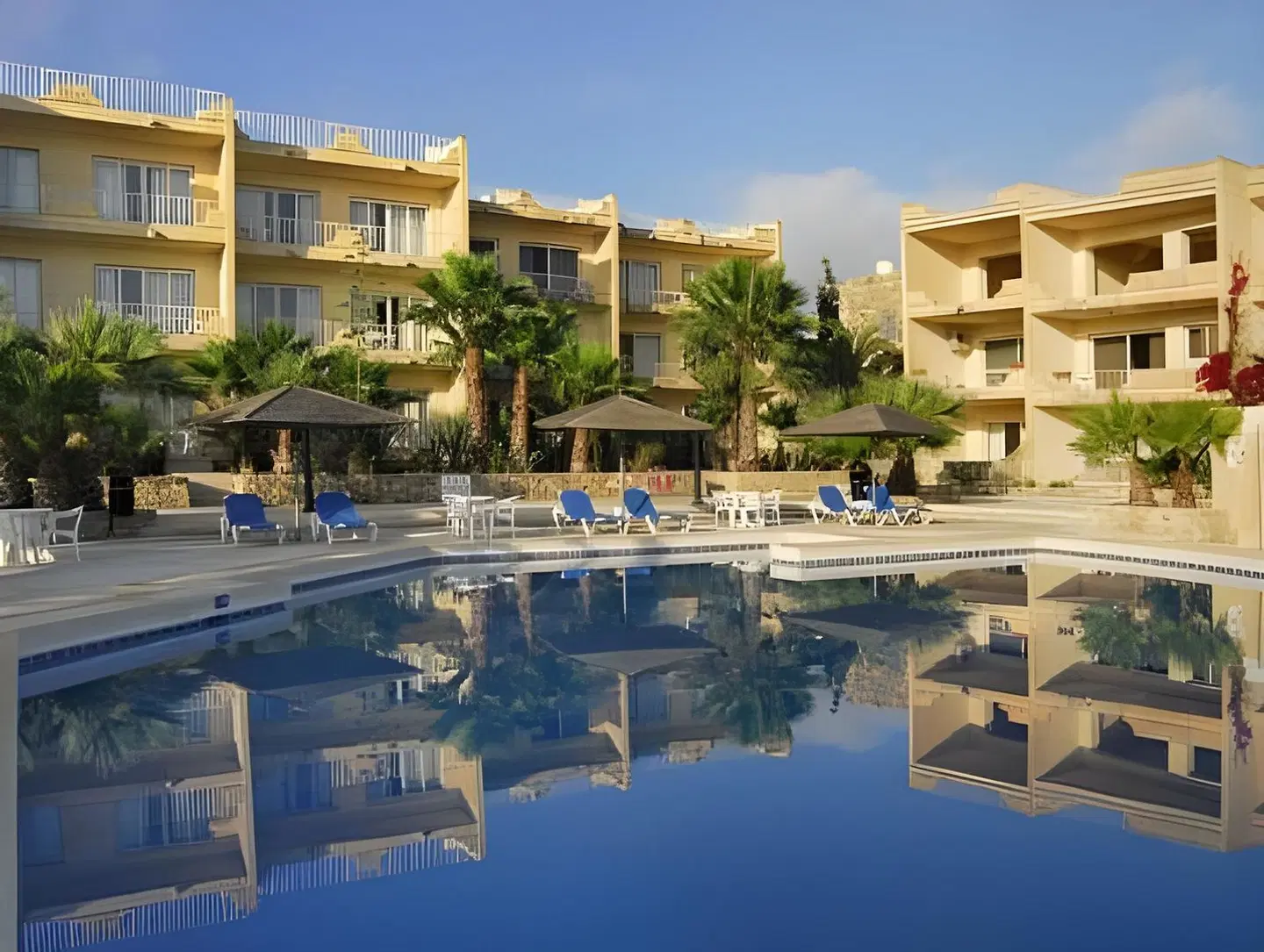 Ta Frenc OUTDOOR_POOL