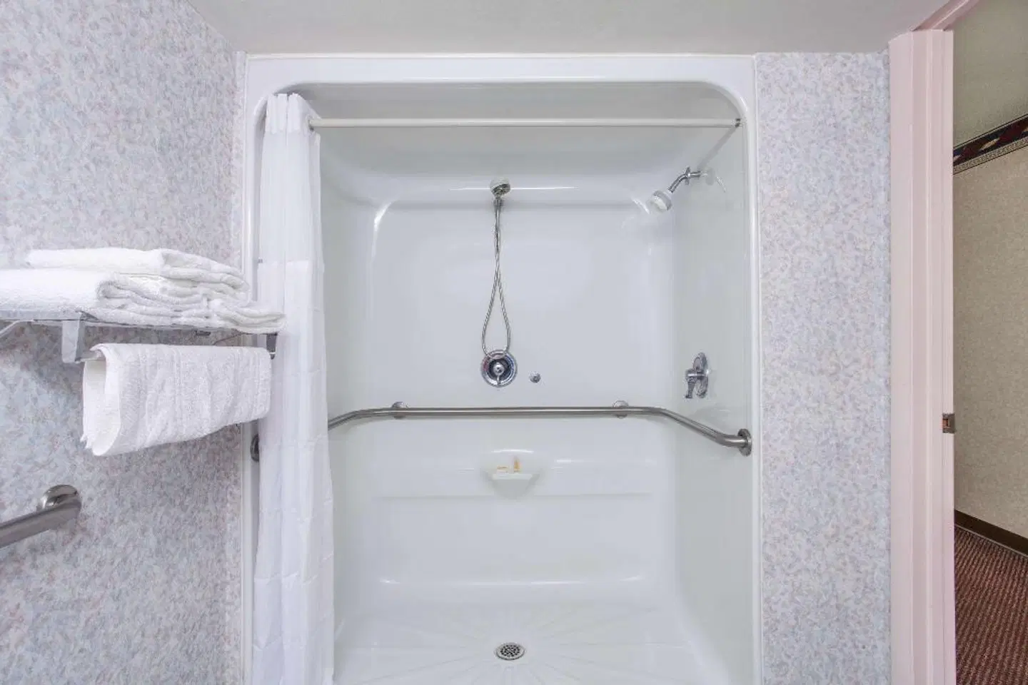 Days Inn by Wyndham Saint Pauls Badezimmer