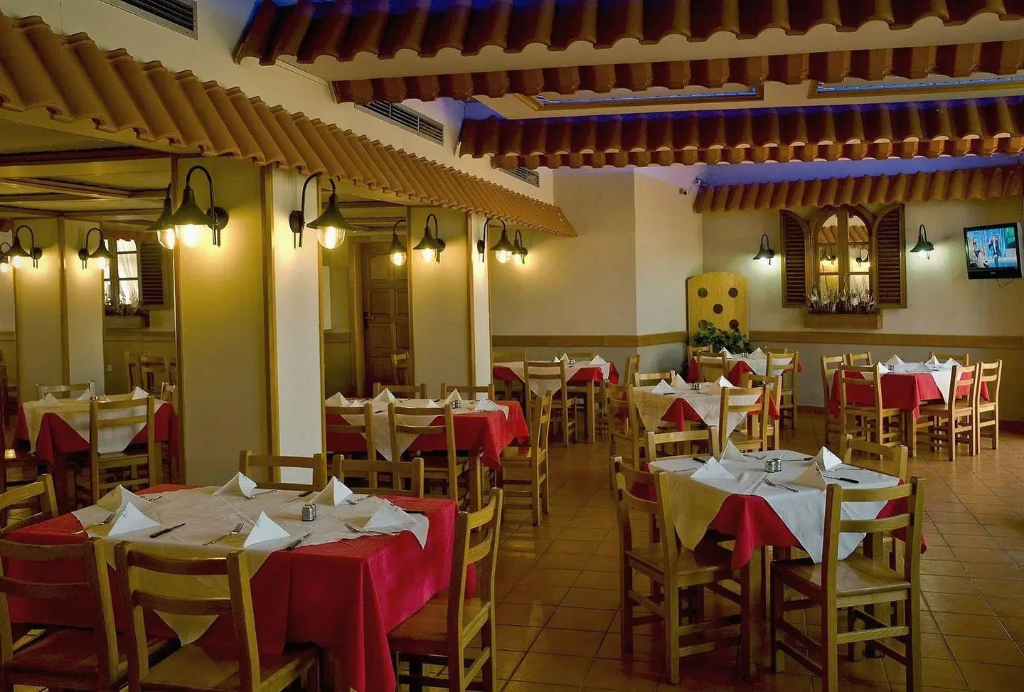 Canifor Hotel Restaurant