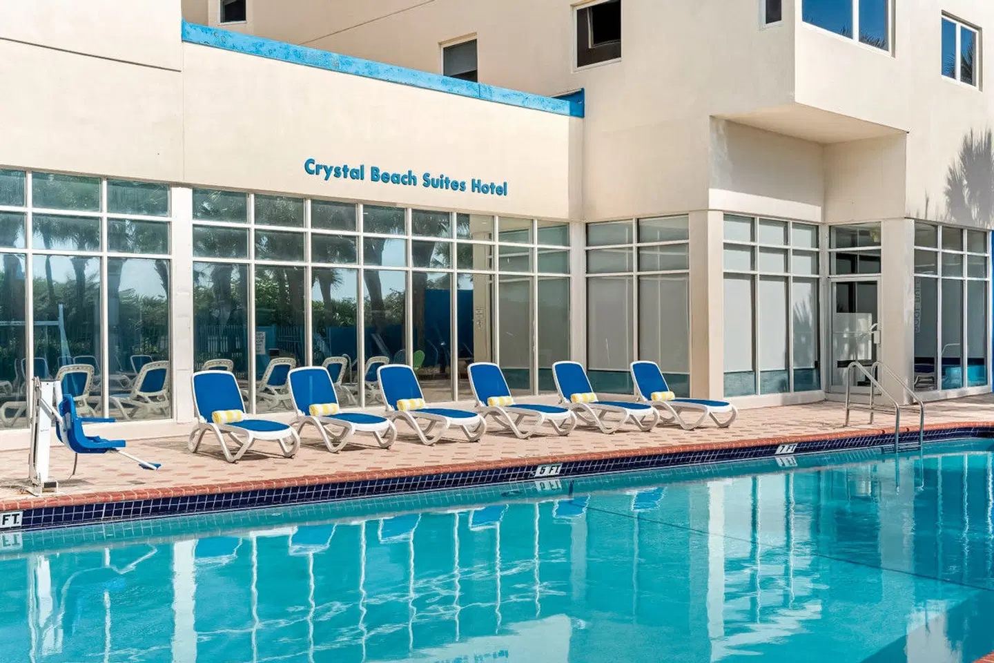 Crystal Beach Suites Oceanfront Apartments Hallenbad