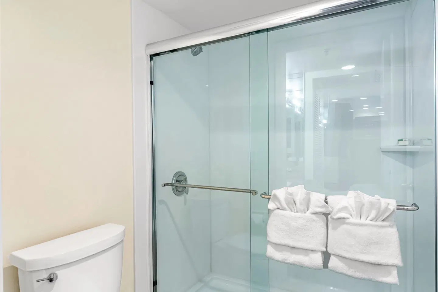 Crystal Beach Suites Oceanfront Apartments Badezimmer