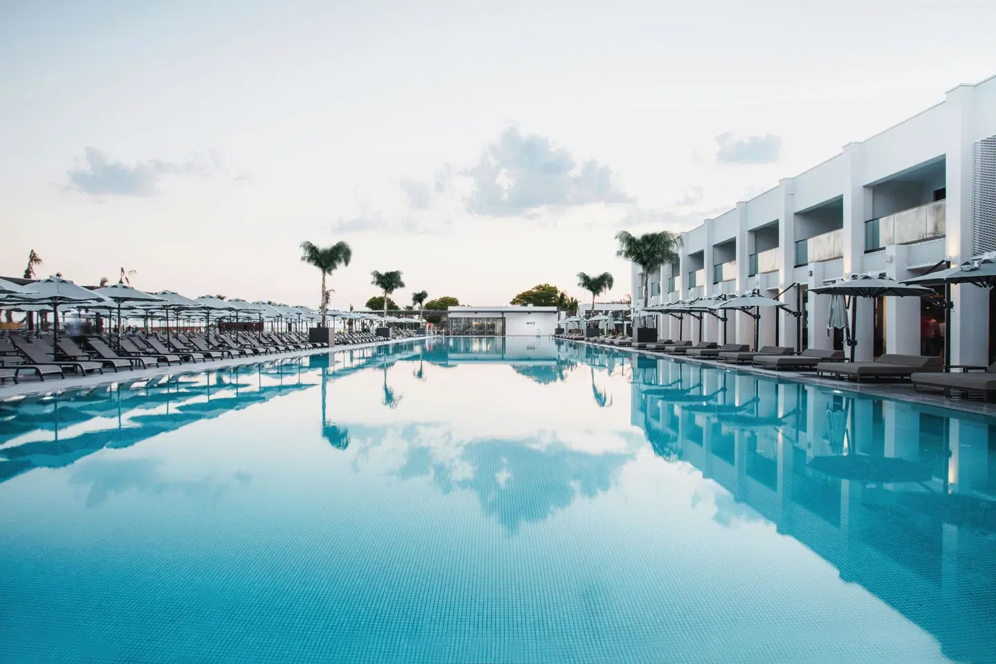 Paloma Finesse OUTDOOR_POOL