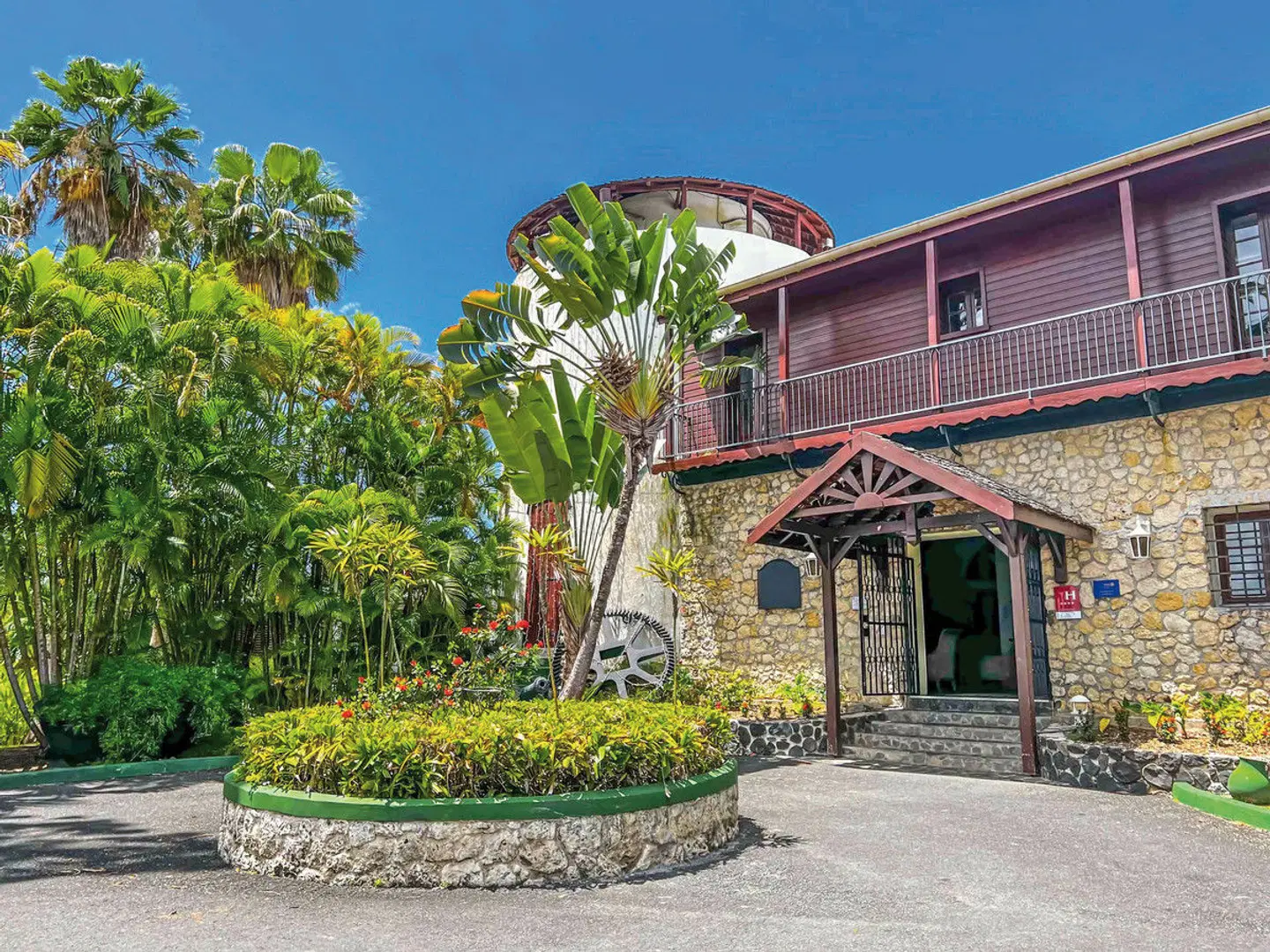 Auberge de la Vieille Tour EXTERIOR