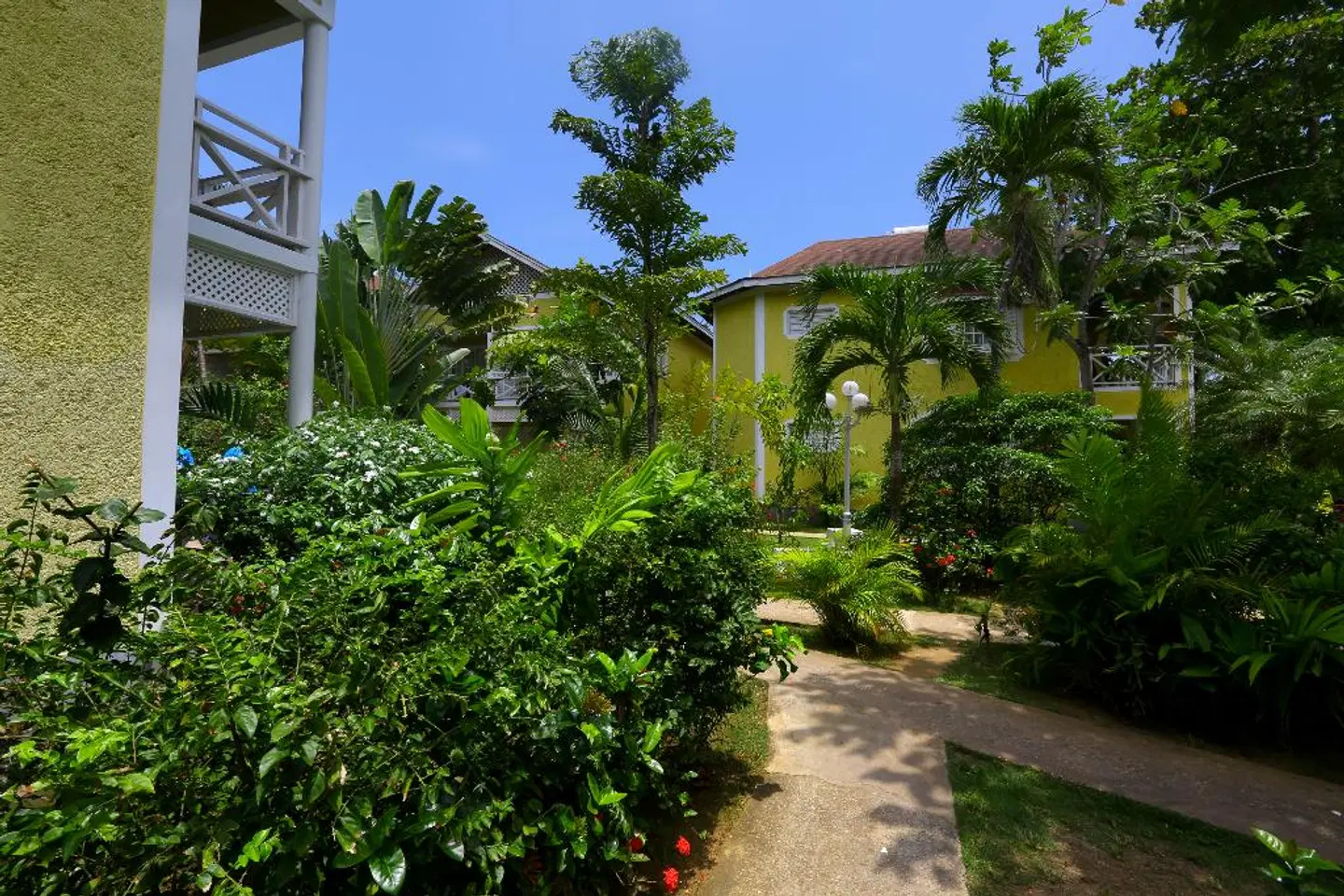 Merril's Beach Resort II Garten