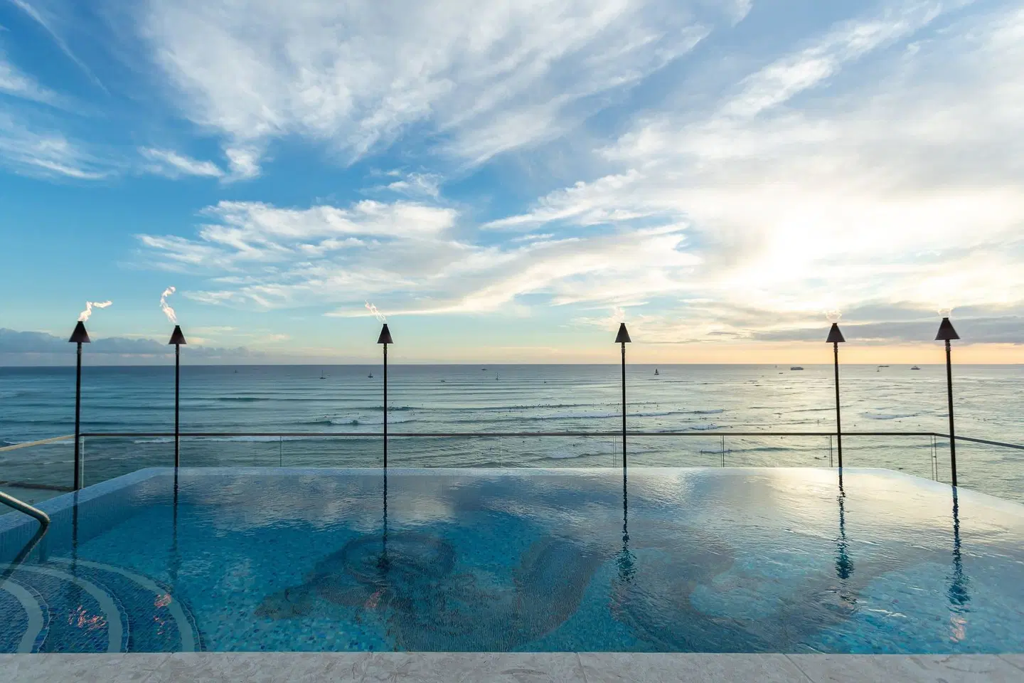 ESPACIO The Jewel of Waikiki OUTDOOR_POOL