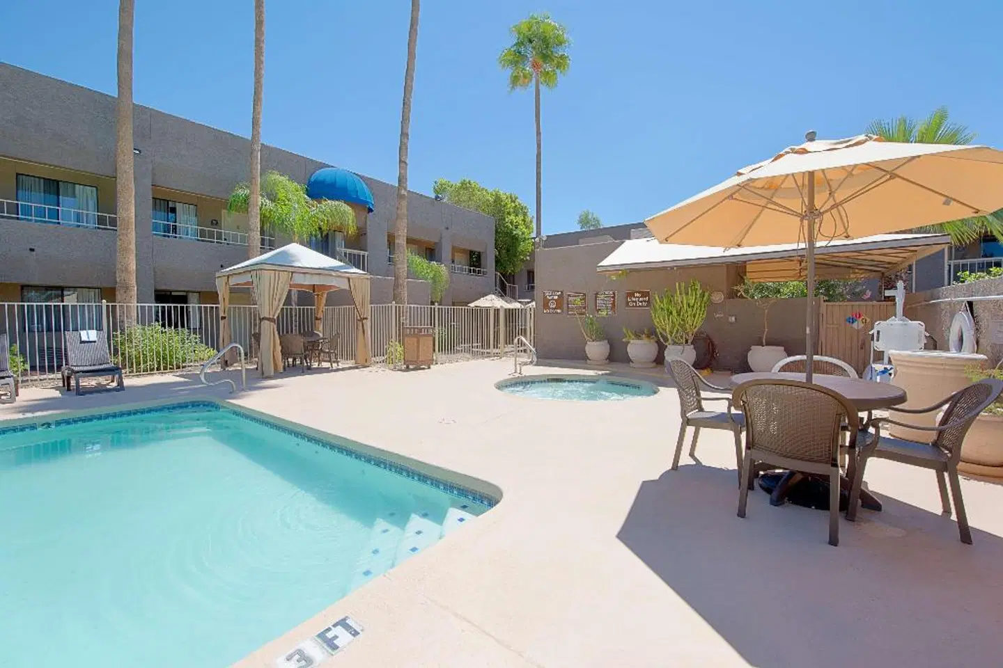 BEST WESTERN InnSuites Phoenix Hotel & Suites OUTDOOR_POOL