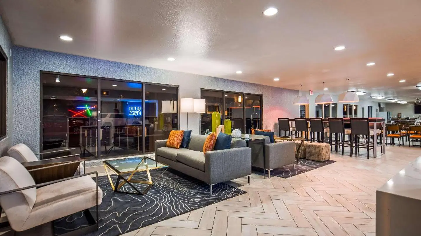 BEST WESTERN InnSuites Phoenix Hotel & Suites LOUNGE_LOBBY