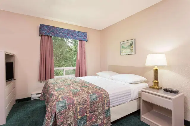 Super 8 by Wyndham Golden ROOM_EXAMPLE