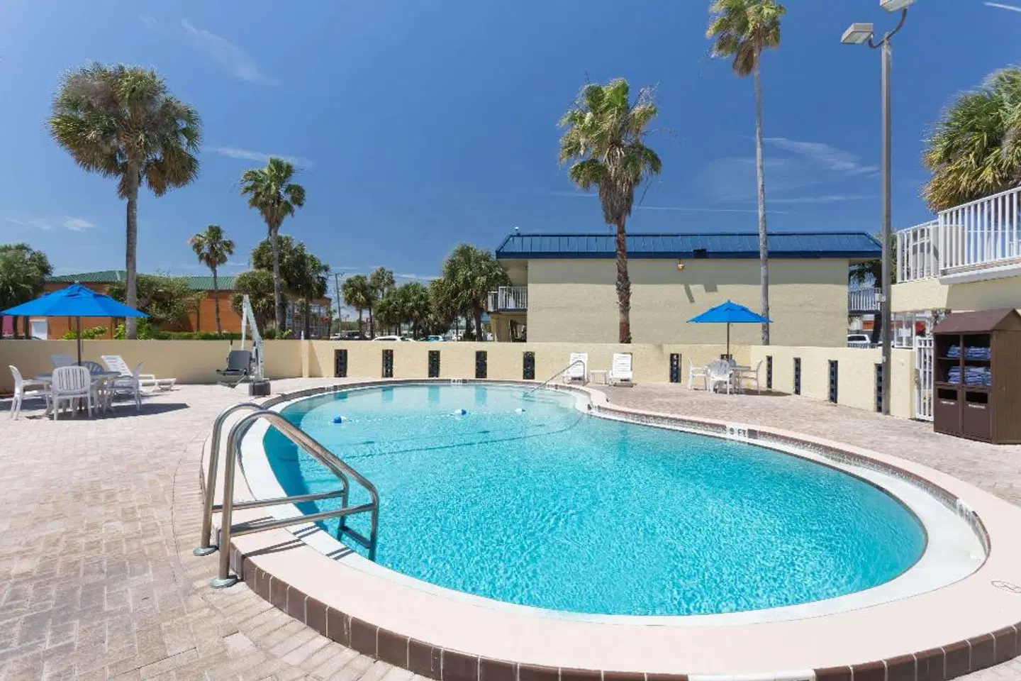 Days Inn by Wyndham Cocoa Beach Port Canaveral OUTDOOR_POOL