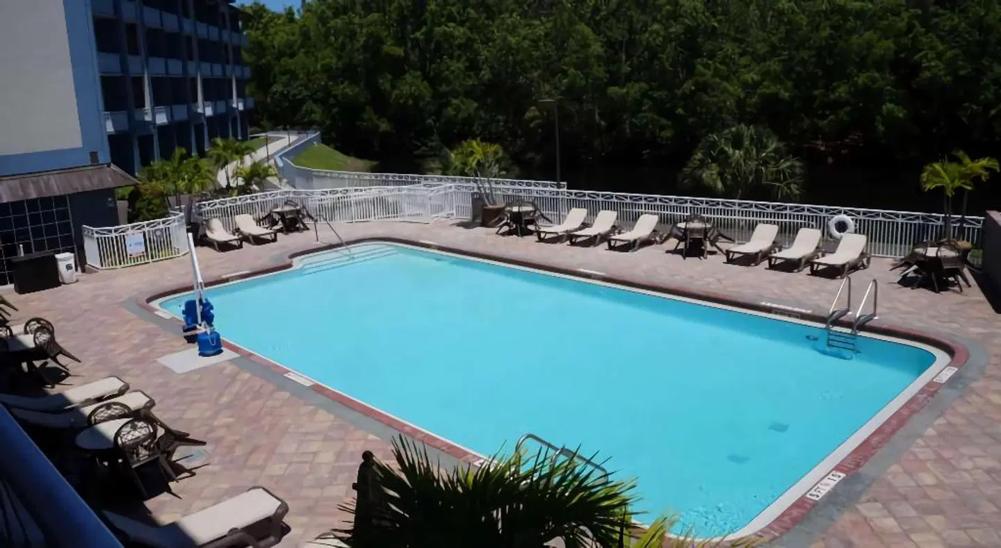 Best Western Naples Plaza OUTDOOR_POOL