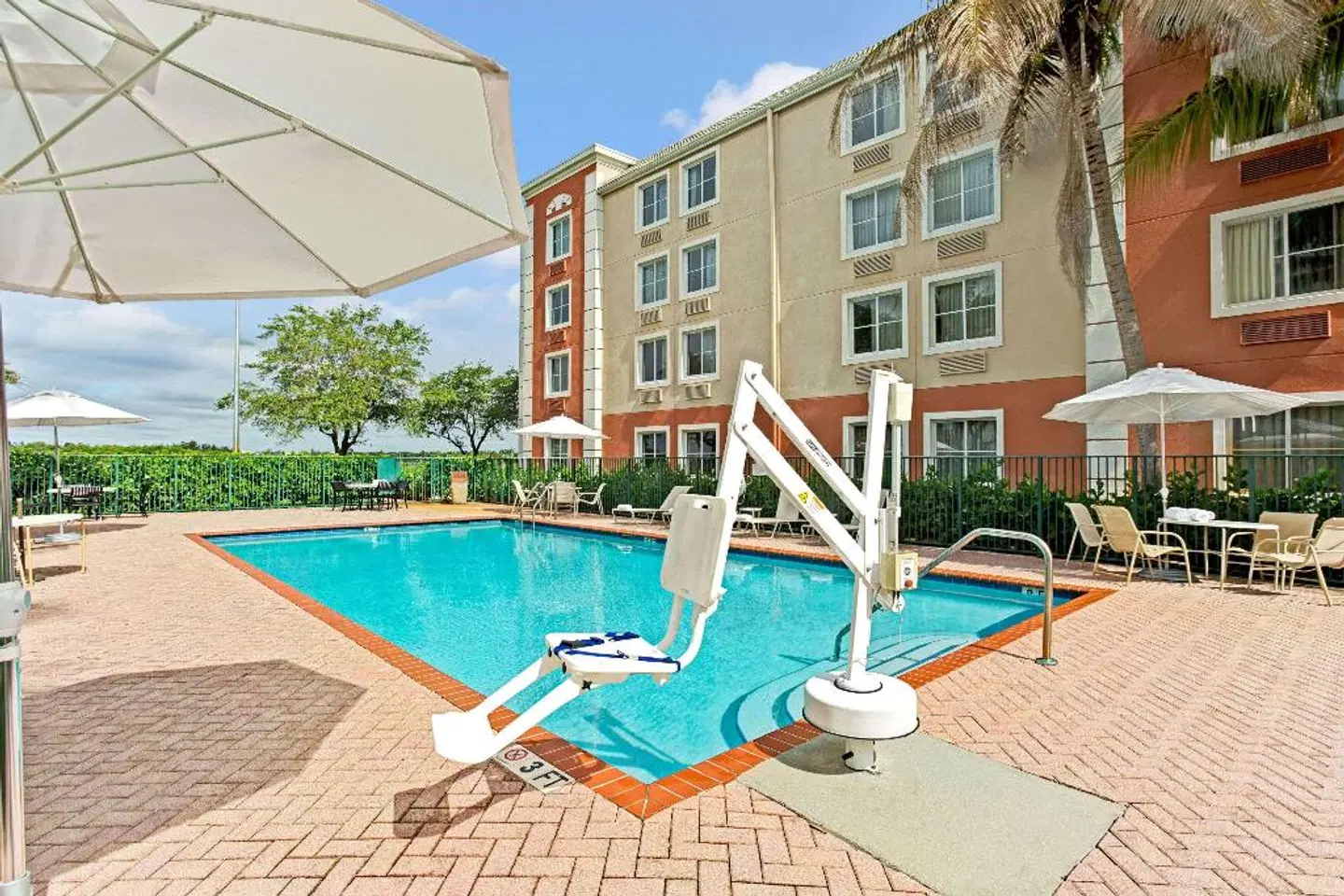 Baymont by Wyndham Miami Doral OUTDOOR_POOL