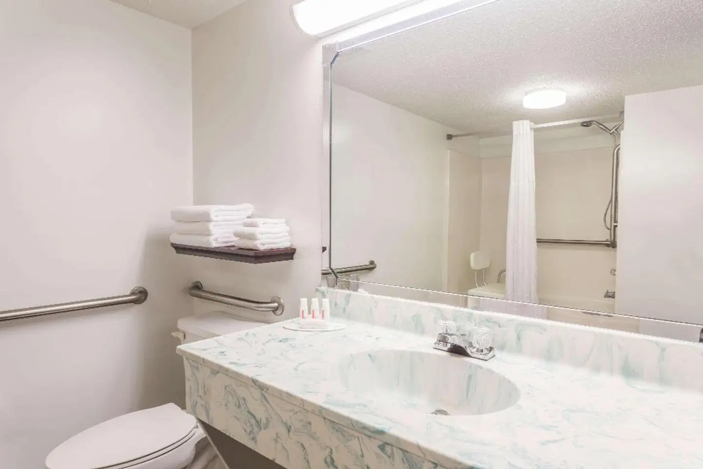 Super 8 by Wyndham Madison Badezimmer