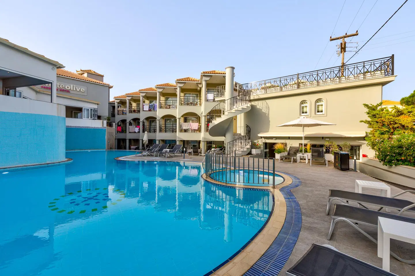 White Olive Premium Hotel OUTDOOR_POOL