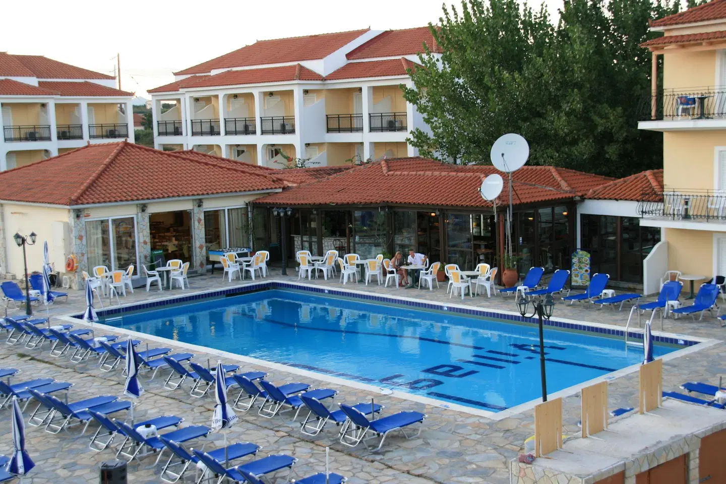 Village Inn Studios & Family Apartments OUTDOOR_POOL