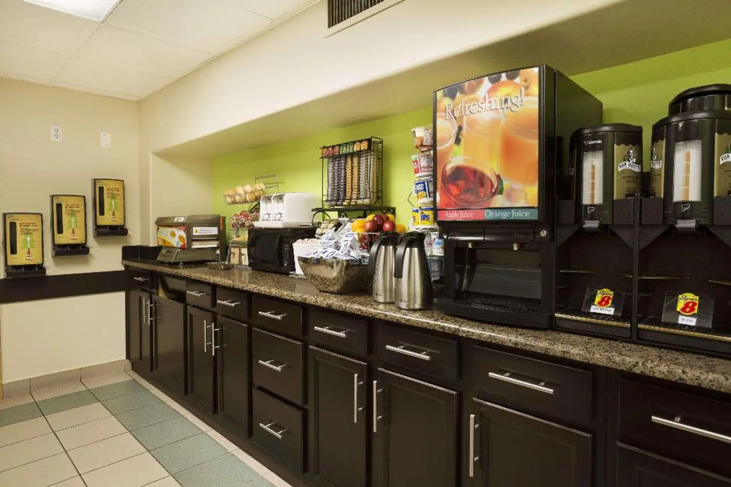 Super 8 by Wyndham Edmonton International Airport Bar