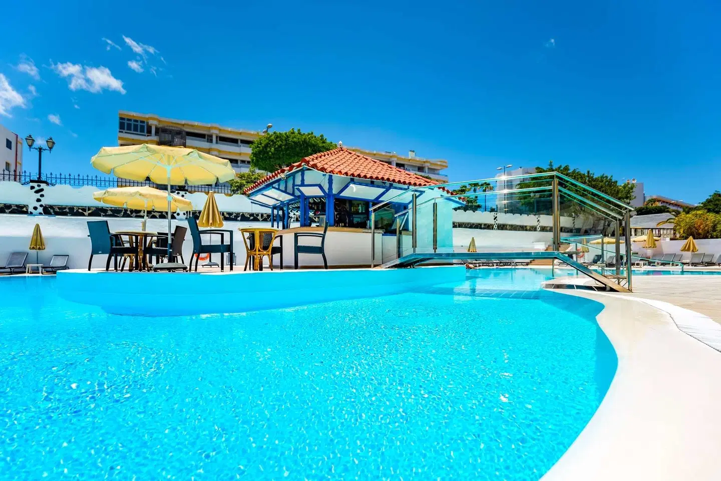 Rey Carlos OUTDOOR_POOL