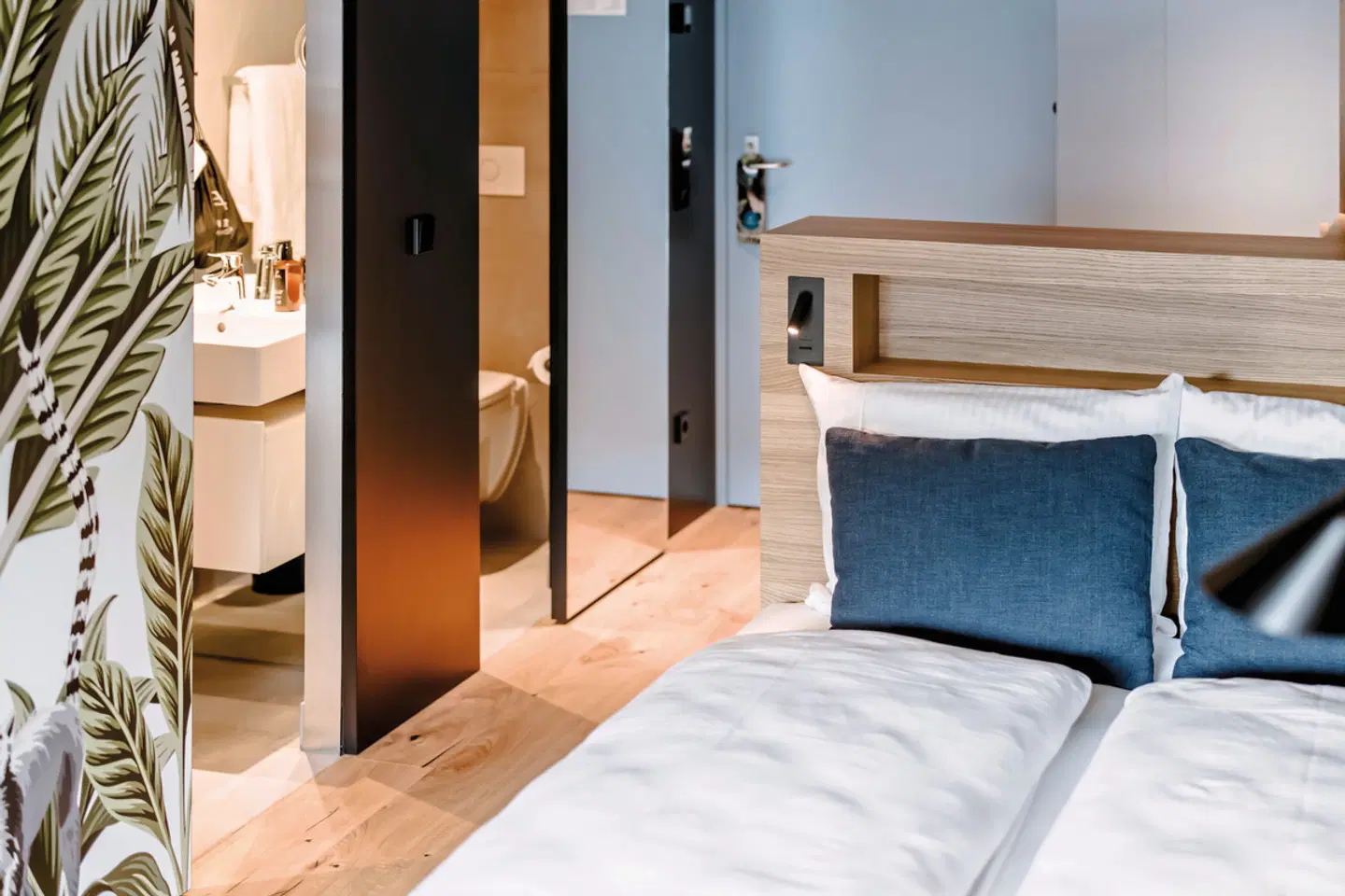 THE FLAG West M ROOM_EXAMPLE