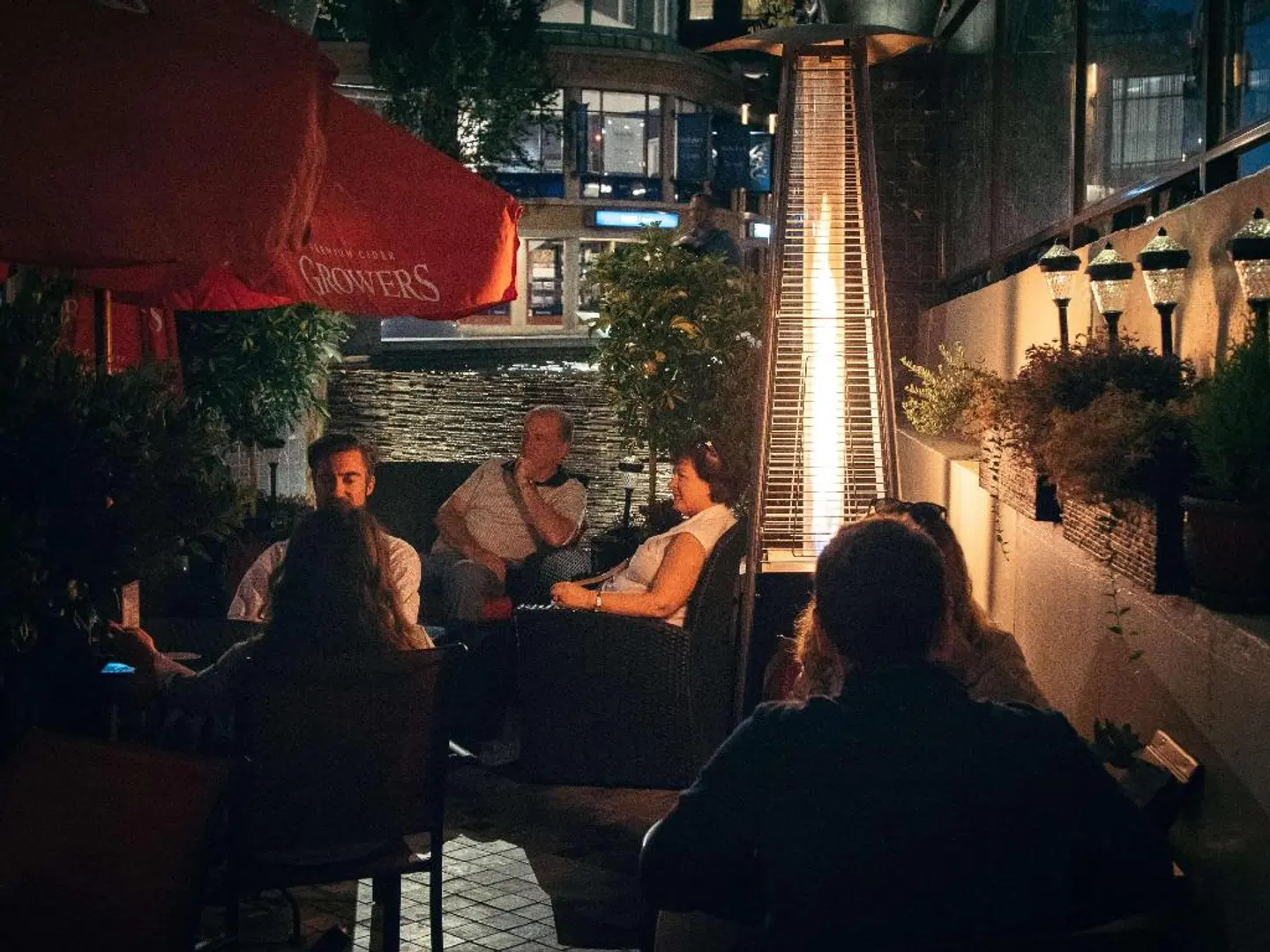 DoubleTree by Hilton Hotel & Suites Victoria Bar