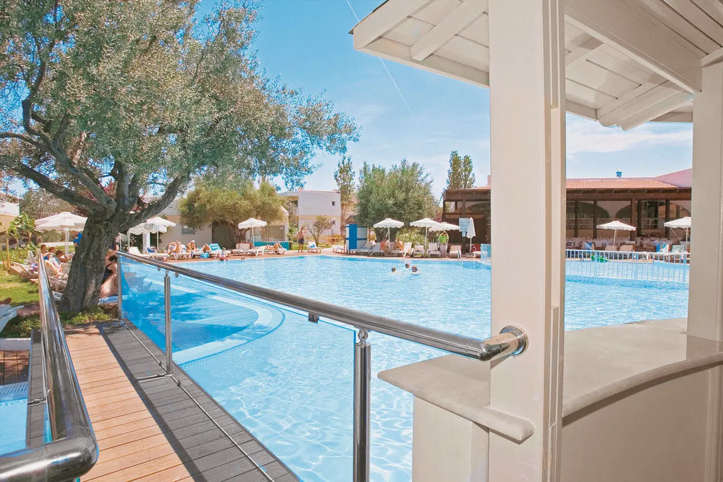 Lydia Maris OUTDOOR_POOL