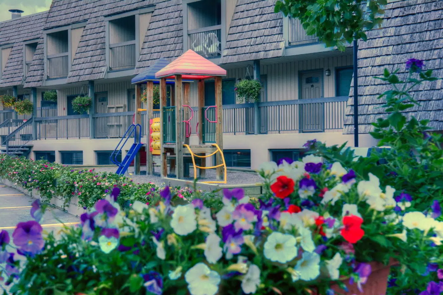 Tunnel Mountain Resort EXTERIOR