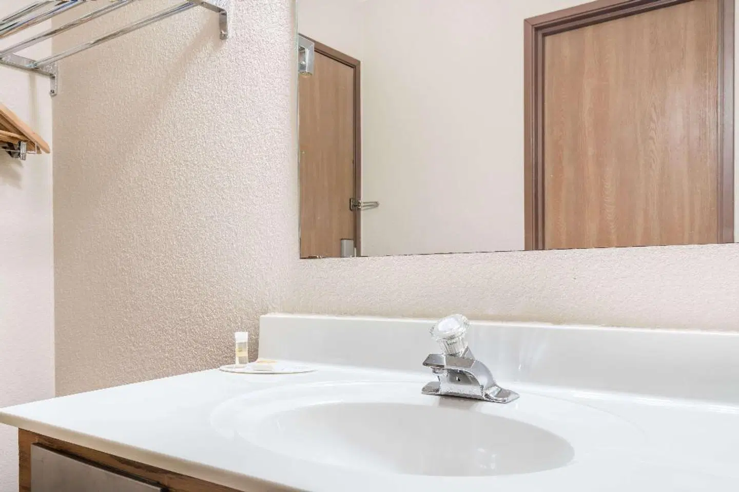 Days Inn by Wyndham Black River Falls Badezimmer