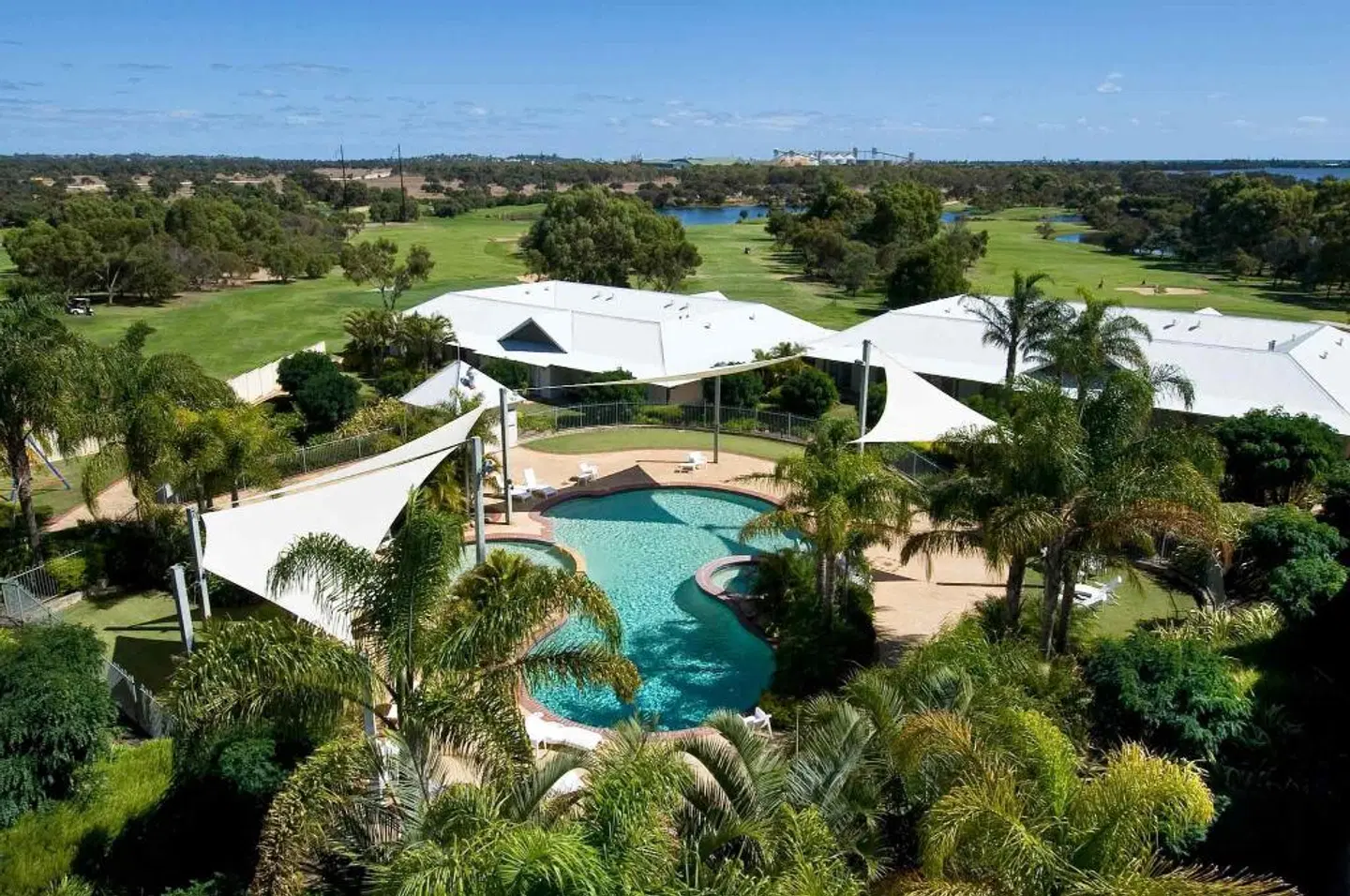 Mercure Bunbury Sanctuary Golf Resort OUTDOOR_POOL