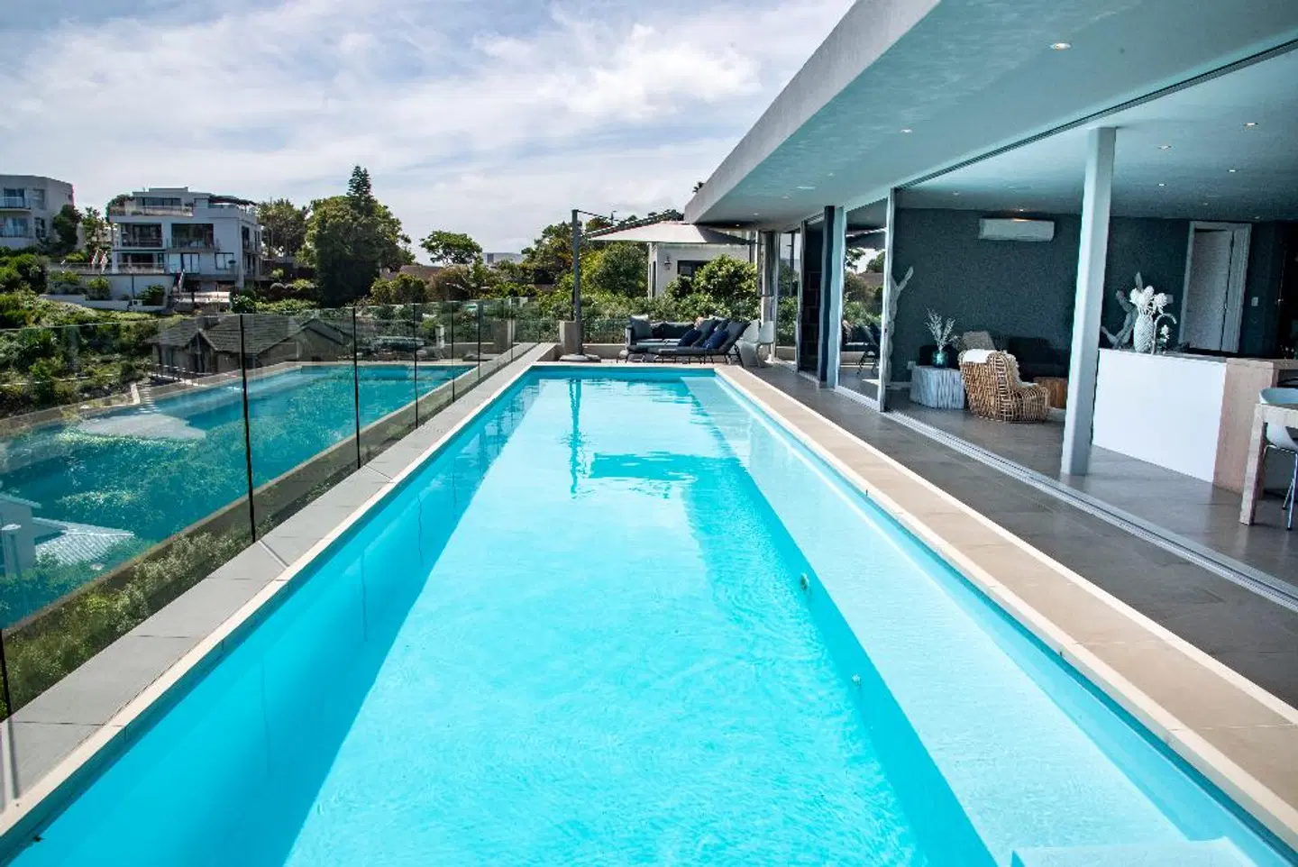 Crown on the heads OUTDOOR_POOL