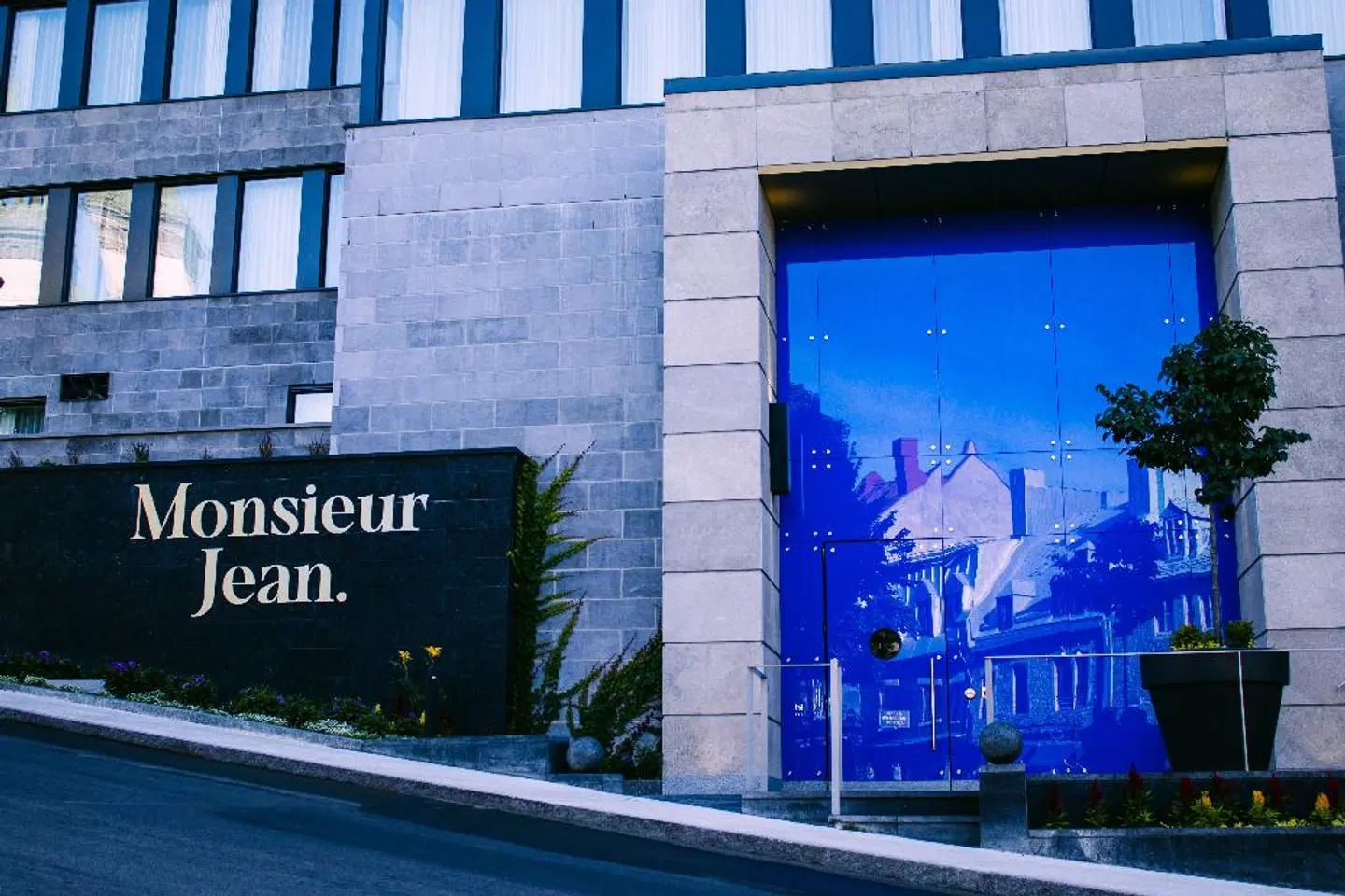 Monsieur Jean EXTERIOR