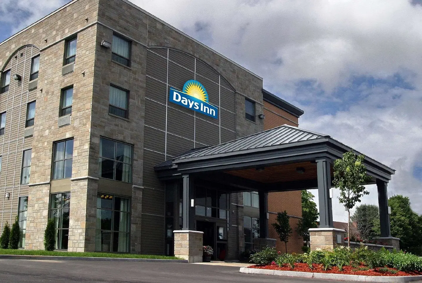 Days Inn by Wyndham Levis EXTERIOR