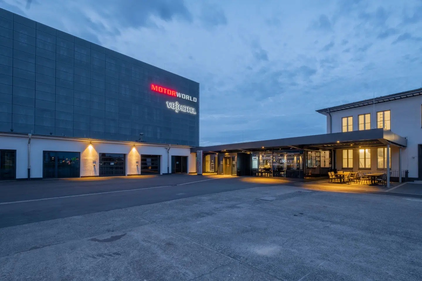 V8 Hotel Köln Motorworld EXTERIOR