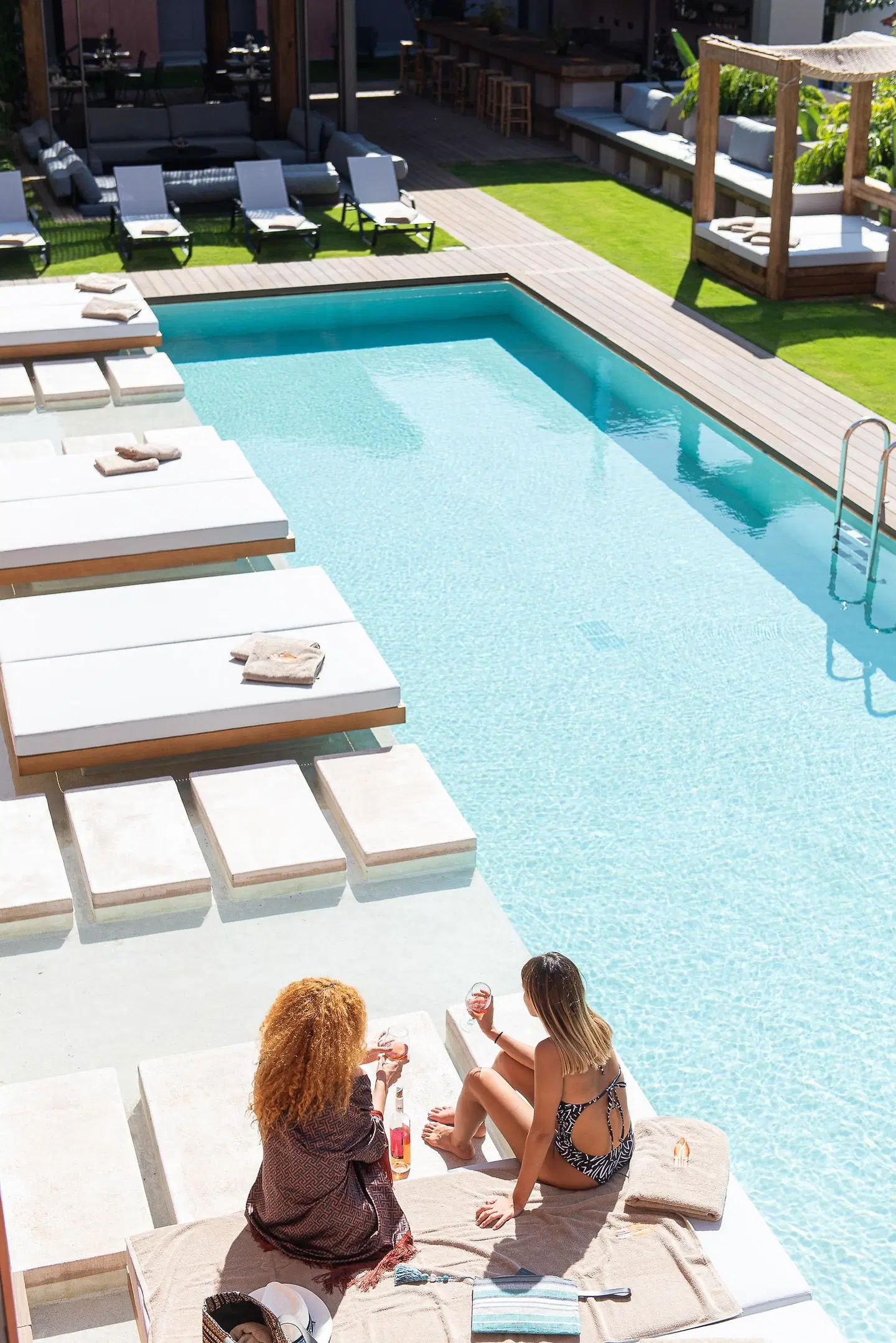 Pilot Amphora OUTDOOR_POOL