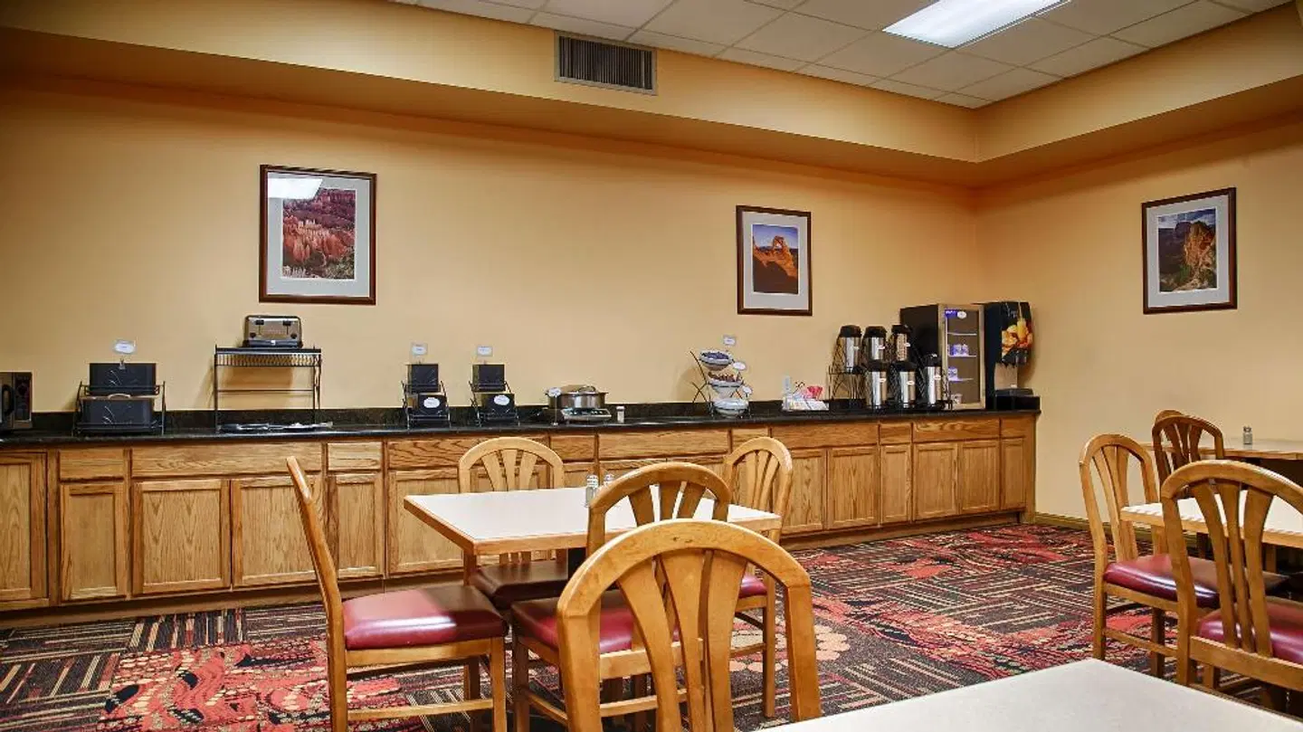 Best Western Red Hills Bar
