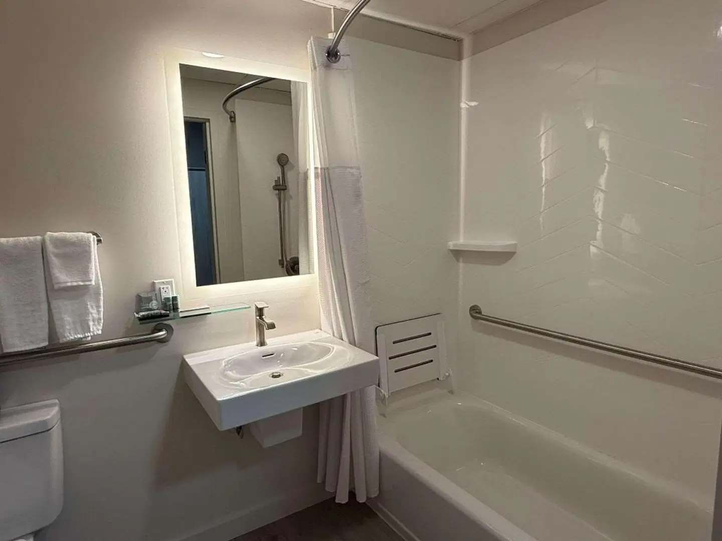 Caribou Inn & Convention Center Badezimmer