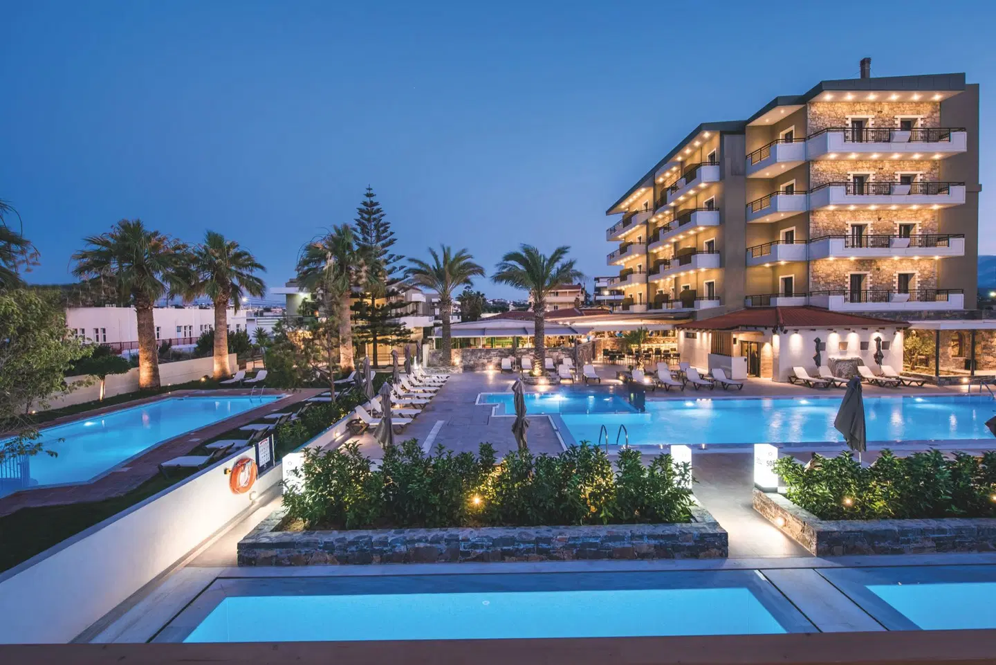 Petousis Hotel & Suites EXTERIOR