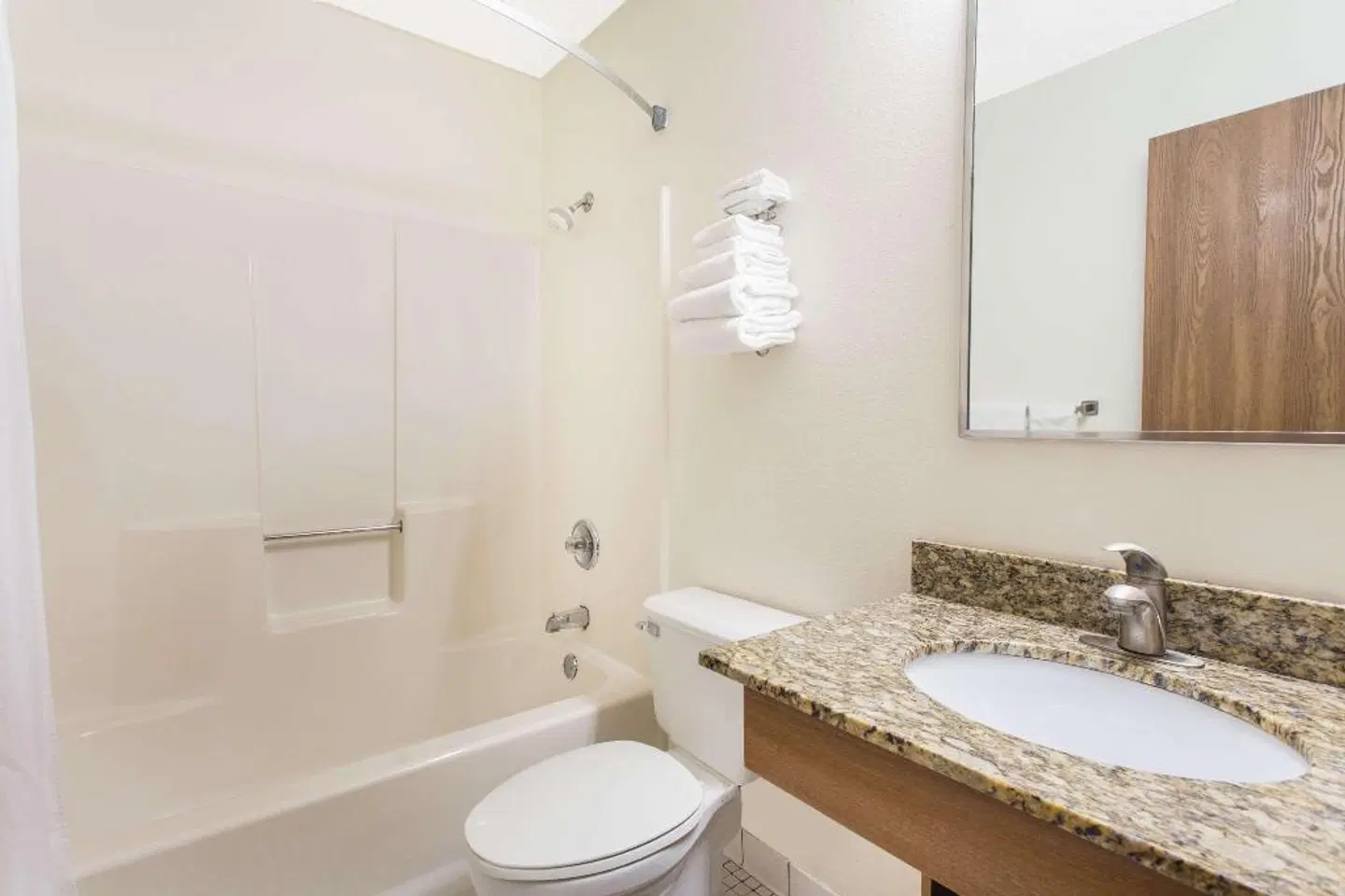 Days Inn by Wyndham Austin Badezimmer