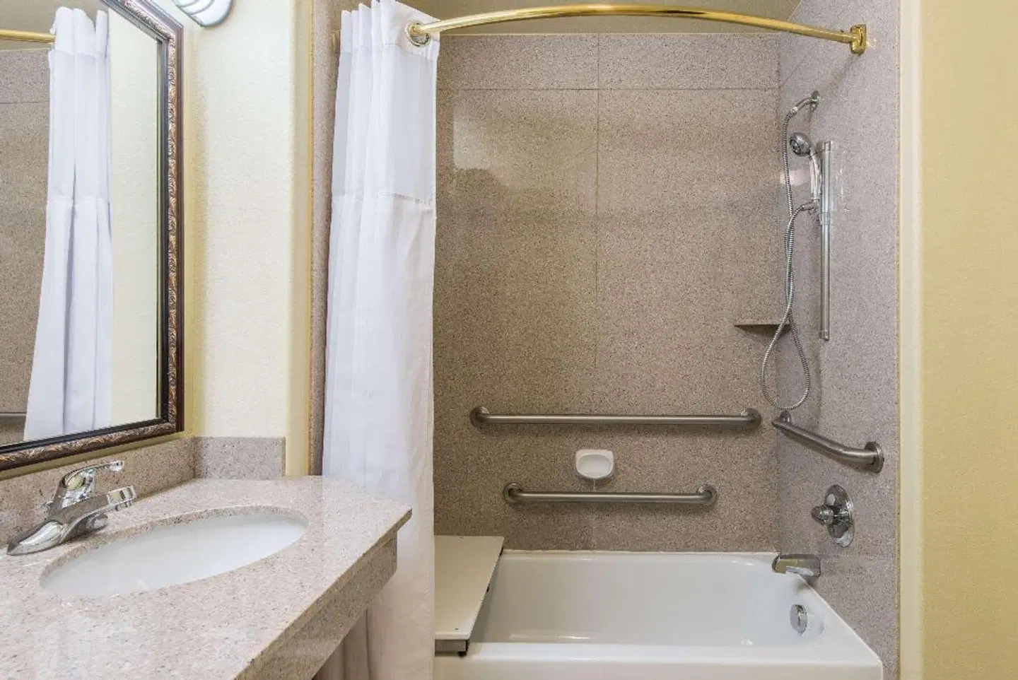 Baymont by Wyndham Wichita Falls Badezimmer