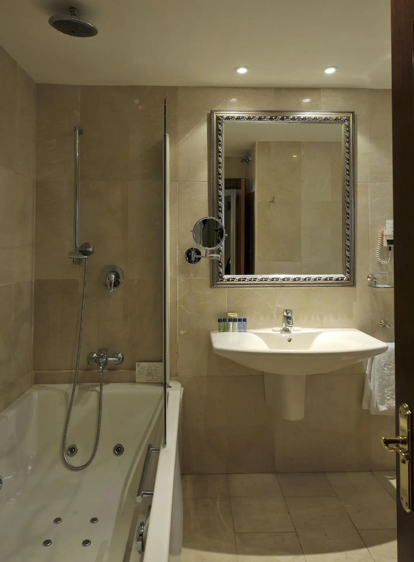 Roger de Llúria Badezimmer